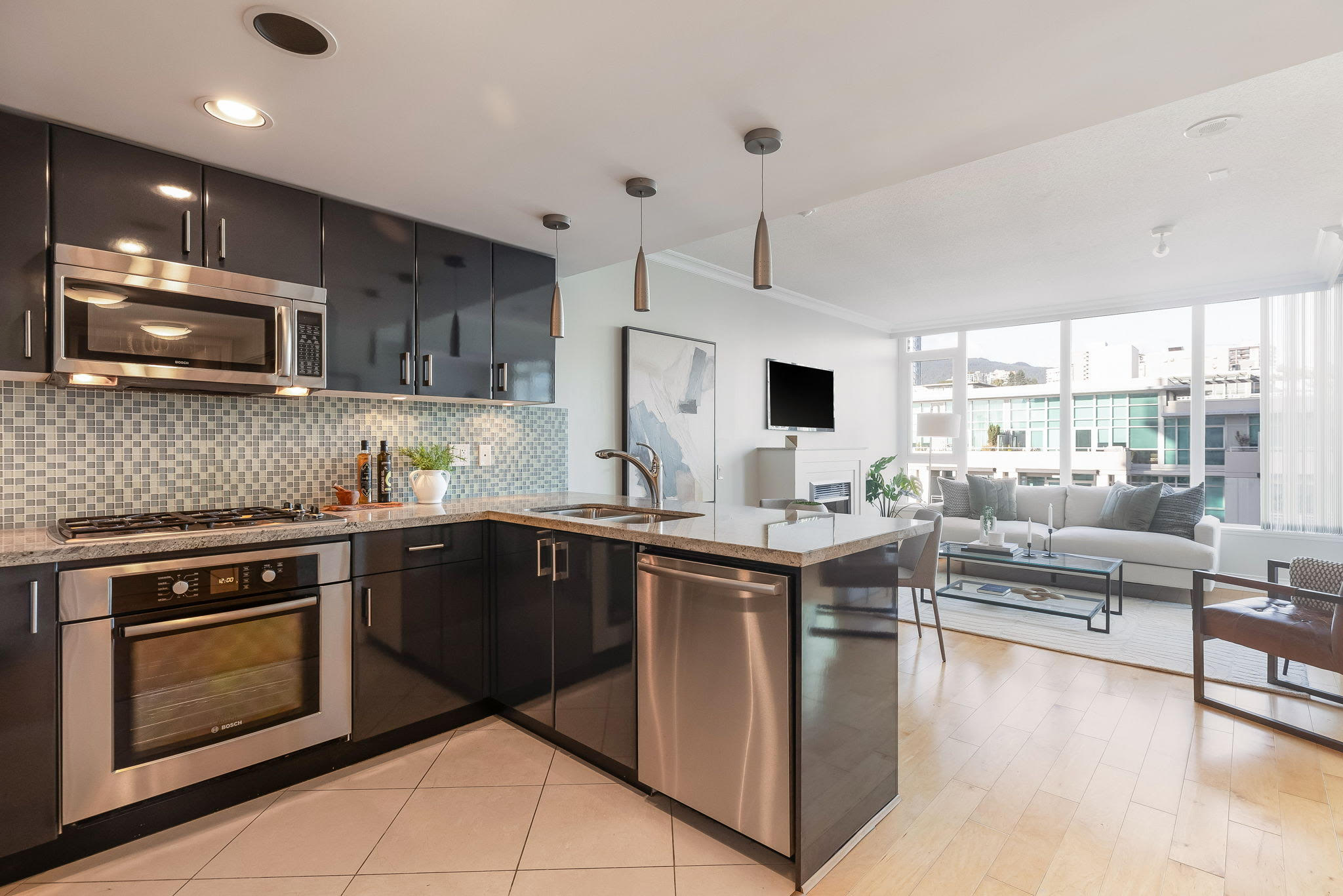 606 133 Esplanade E, North Vancouver, British Columbia  V7L 4X - Photo 2 - R2824629