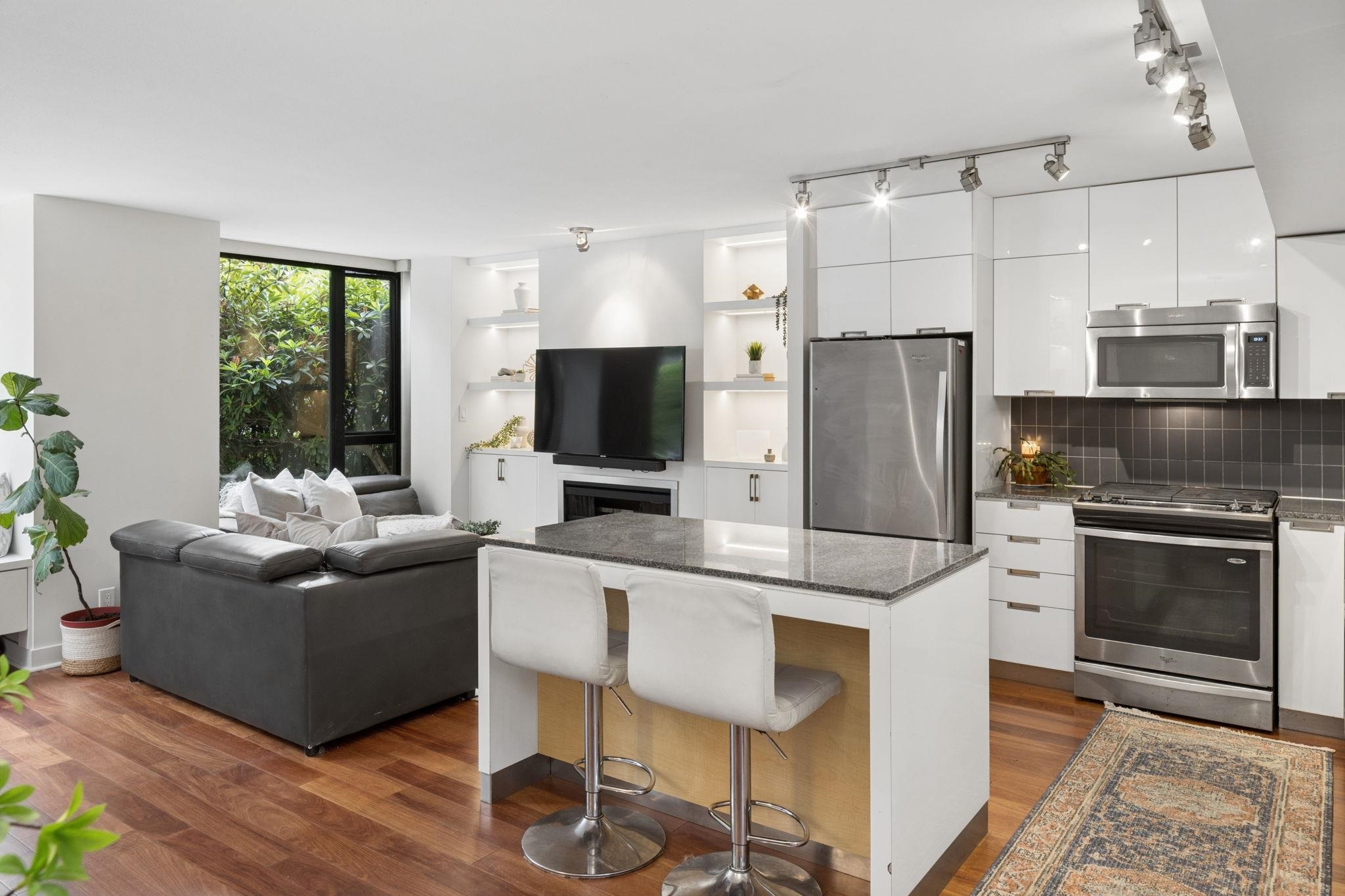 153 W 2nd Street, North Vancouver, British Columbia  V7M 1C - Photo 3 - R3125128
