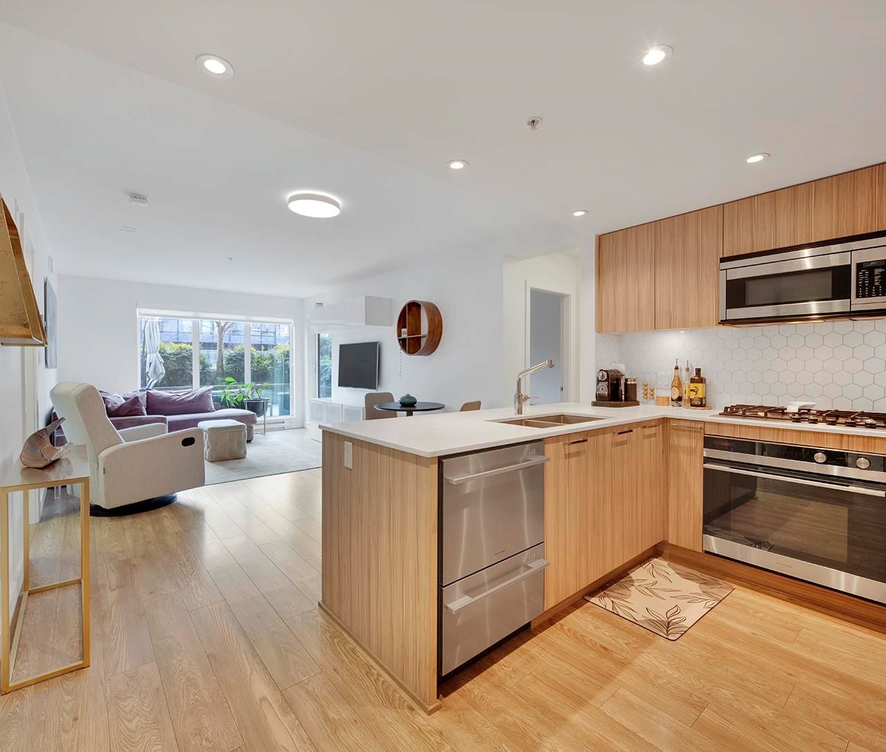 206 1061 Marine Drive, North Vancouver, British Columbia  V7L 0G - Photo 2 - R3092399