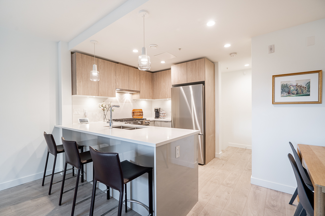 Th3 128 E 8th Street, North Vancouver, British Columbia   - Photo 2 - R2817990