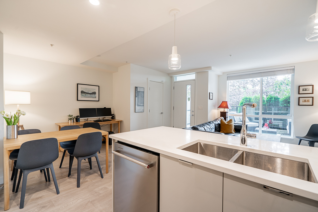 Th3 128 E 8th Street, North Vancouver, British Columbia   - Photo 4 - R2817990