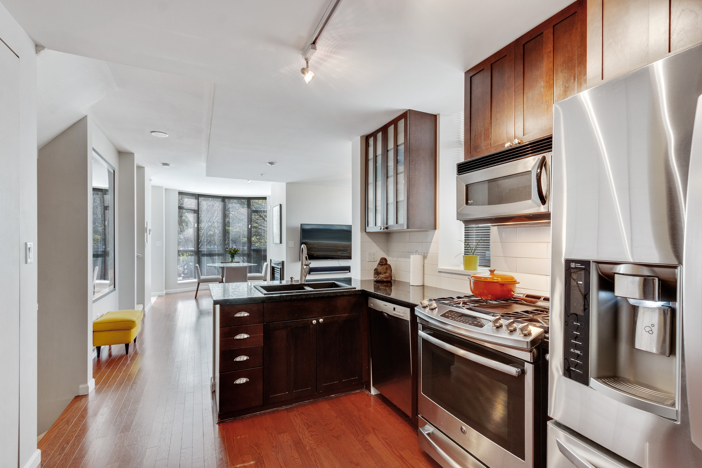 168 W 1st Street, North Vancouver, British Columbia  V7M 1A9 - Photo 3 - R3104781