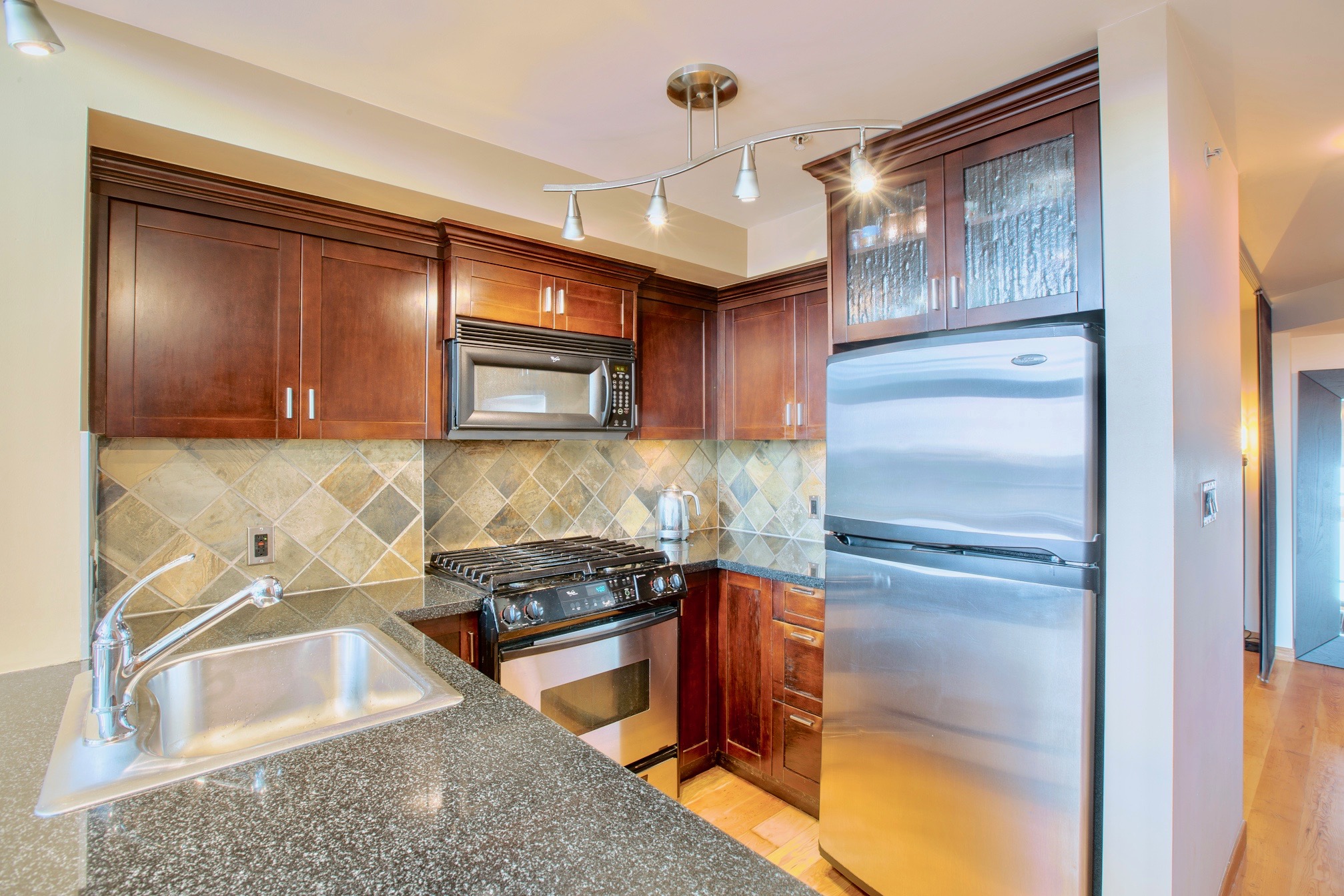 319 10 Renaissance Square, New Westminster, British Columbia   - Photo 5 - R2554579
