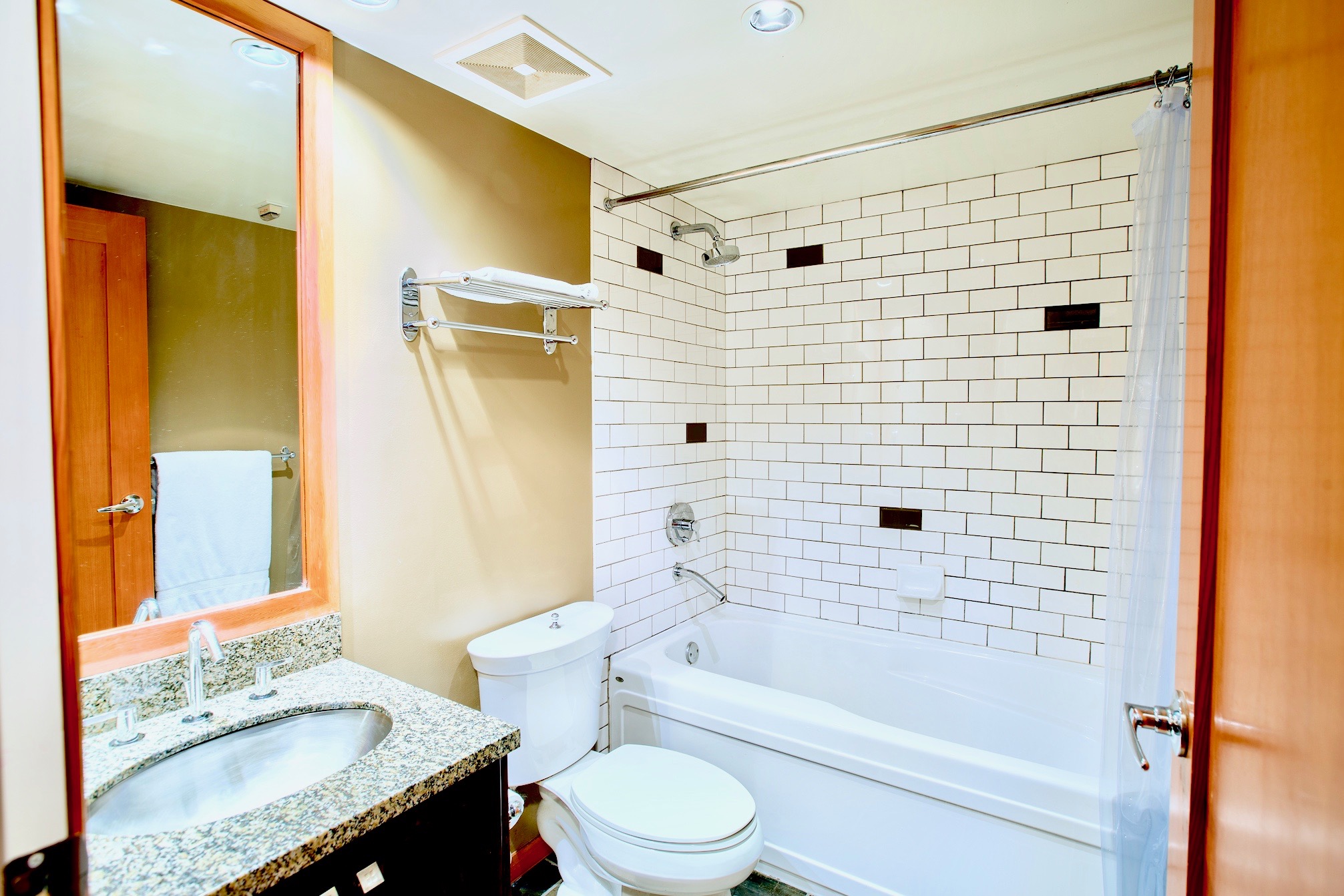 319 10 Renaissance Square, New Westminster, British Columbia   - Photo 8 - R2554579