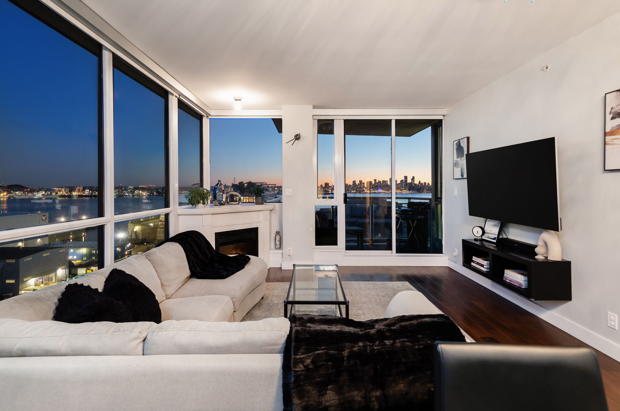 1603 188 Esplanade E, North Vancouver, British Columbia   - Photo 2 - R3100526