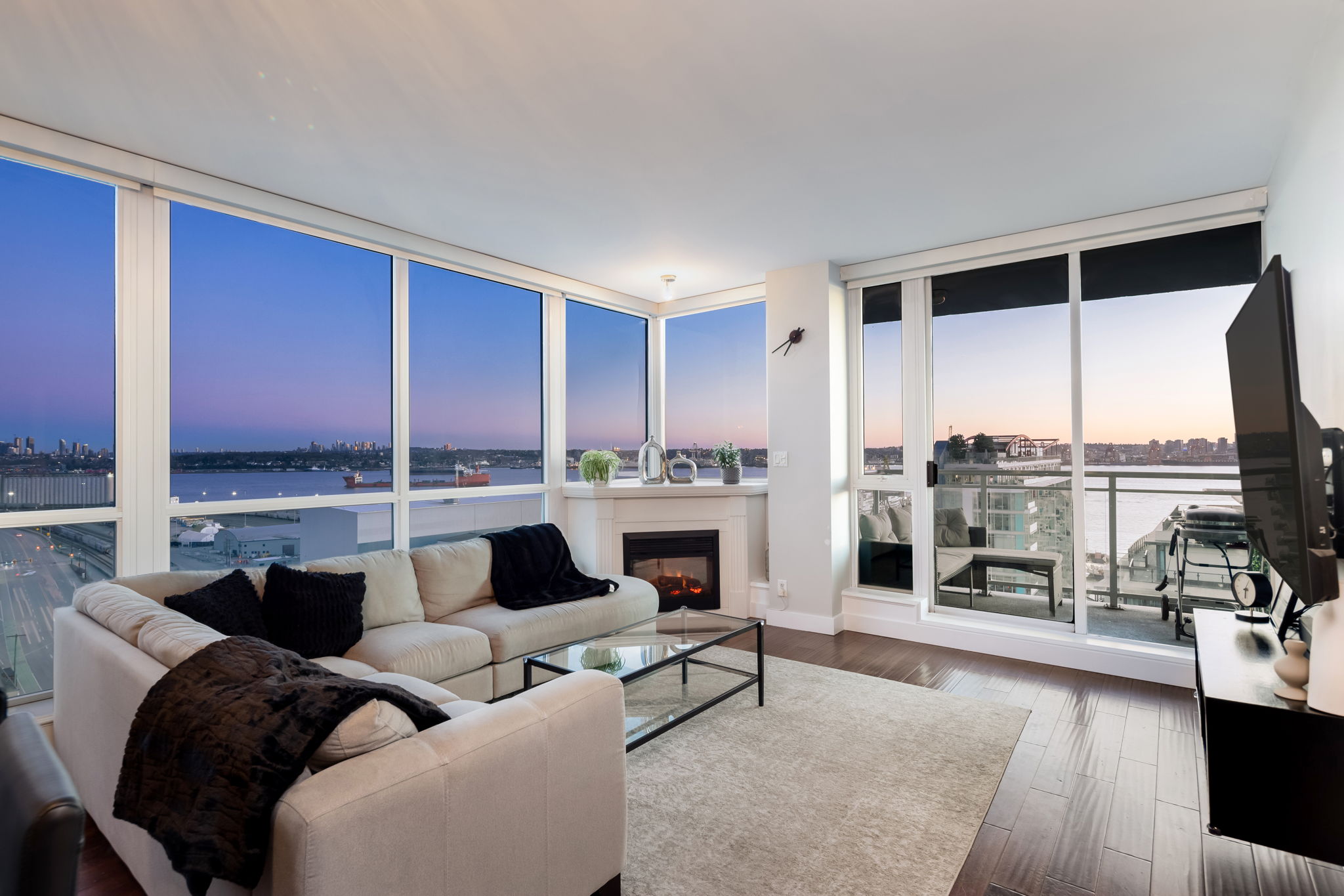 1603 188 Esplanade E, North Vancouver, British Columbia   - Photo 4 - R3100526