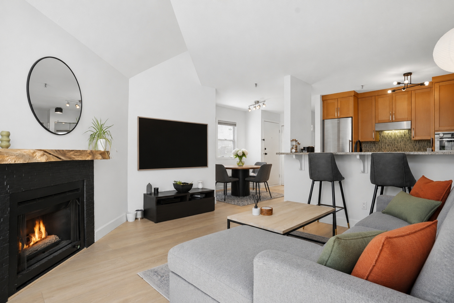 408 2020 W 8th Avenue, Vancouver, British Columbia  V6J 1W - Photo 2 - R12345